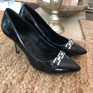 White house black market black pumps